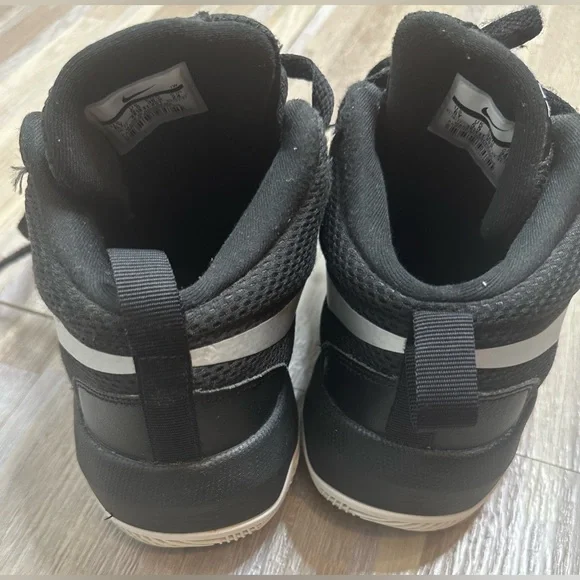 Nike Team Hustle D8 Black Basketball Shoes, Size 6Y - Picture 5 of 15